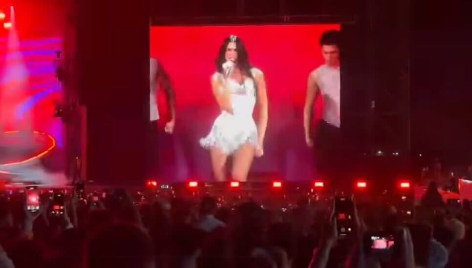 Netët e ‘Sunny Hill’, Dua Lipa ngjitet në skenë – elektrizon atmosferën