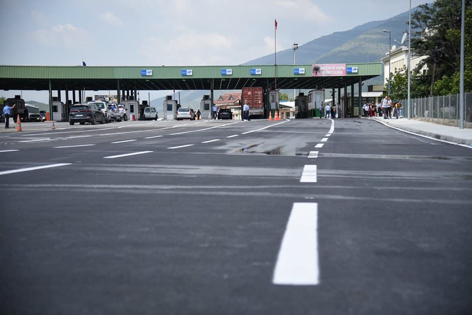Tentoi t’ia jepte 5 euro ryshfet zyrtarit policor në Vërmicë, arrestohet shtetasi serb