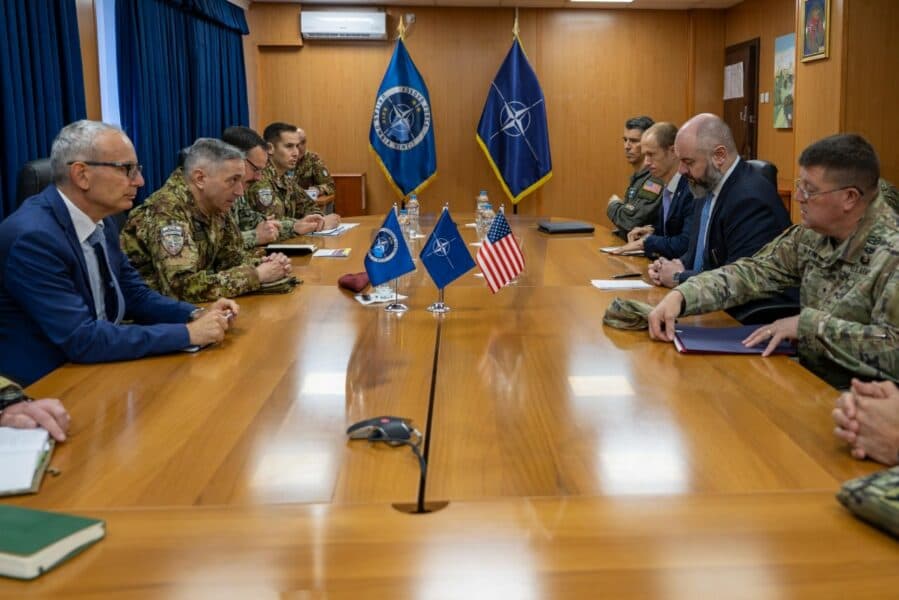 Komandanti i KFOR-it pret zyrtarin e lartë amerikan në Prishtinë, ka porosi edhe për dialogun Kosovë-Serbi
