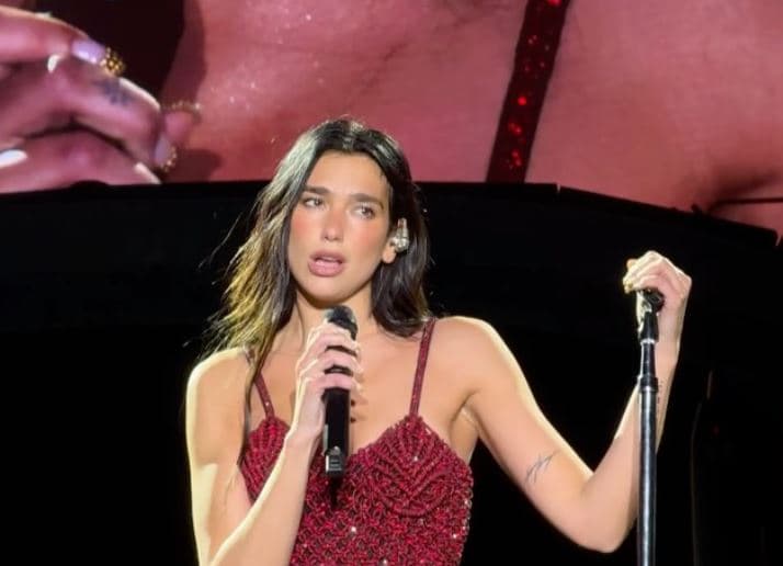 “JU DUA me krejt zemrën”, Dua Lipa reagon pas natës së parë të “Sunny Hill” ku këndoi edhe vetë
