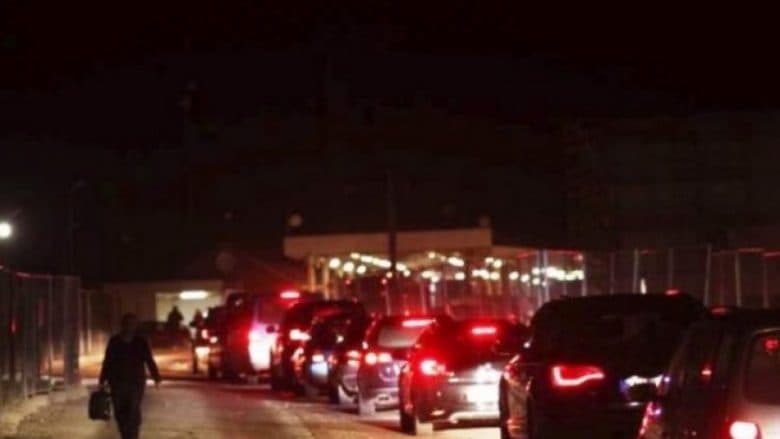 Pritje të gjata te Dheu i Bardhë, kolona 500 metra
