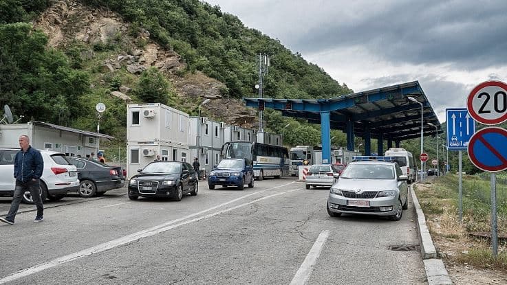 Në disa pika 15 minuta pritje për të hyrë e dalë nga Kosova