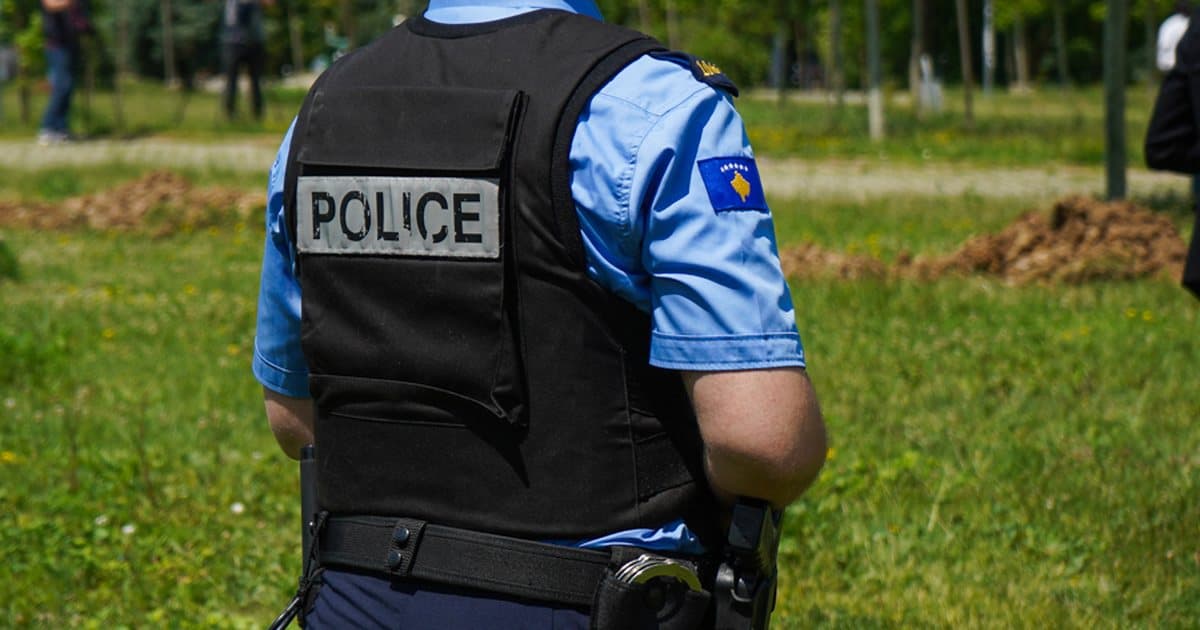 Përleshje fizike në Aeroportin e Prishtinës – arrestohen tre persona, dy të tjerë arratisen me veturë me targa shqiptare