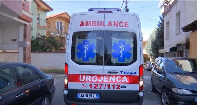 Lezhë, 3 automjete përplasen me njëri-tjetrin, një nga drejtuesit i lënduar transportohet drejt Traumës