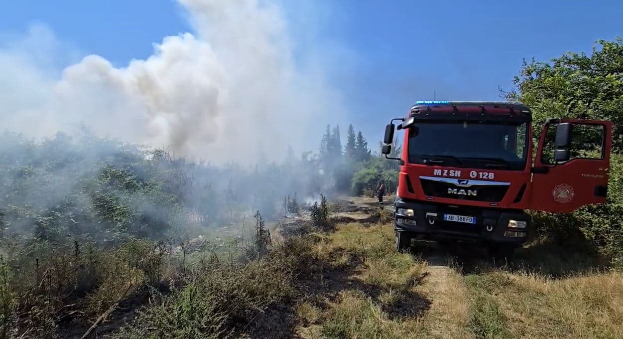 Përfshihet nga flakët vendgrumbullimi i mbetjeve urbane në aksin Fier- Patos