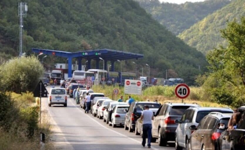 Deri në 40 minuta pritje te Dheu i Bardhë për të hyrë në Kosovë