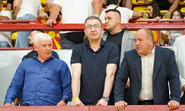 Thirrje “vdekje për shqiptarët” në ndeshjen e basketbollit Maqedoni – Rumani, në sallë ishte i pranishëm edhe Kryeministri Mickoski