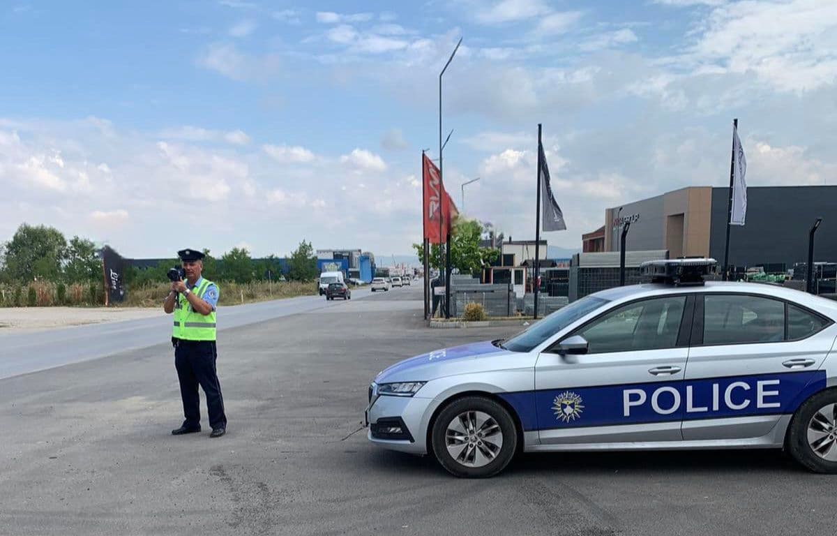 Policia gjobiti dy shoferë në rrugën Shtime-Belincë për tejkalim të shpejtësisë, njëri me targa të huaja