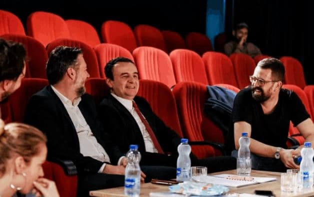 Regjisori që thuri lavde për Çekun përfiton 15 mijë euro nga Ministria e Kulturës