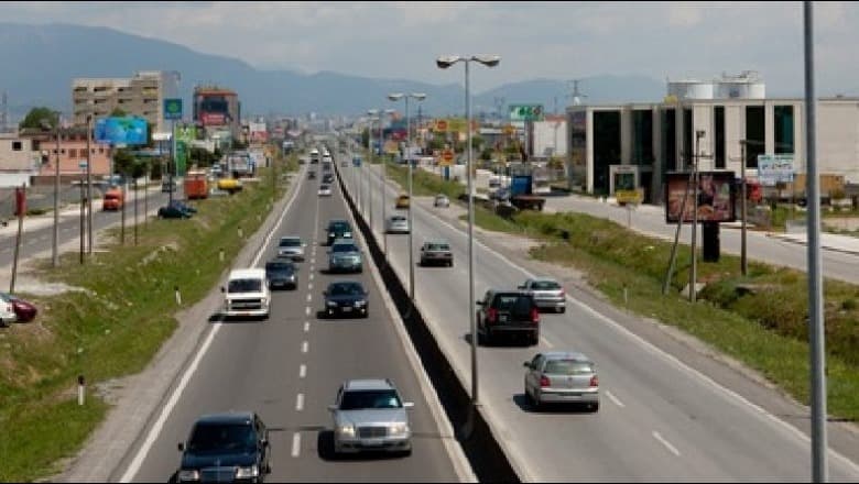 Të shtëna me armë në sherri për një parakalim, sherri për një parakalim