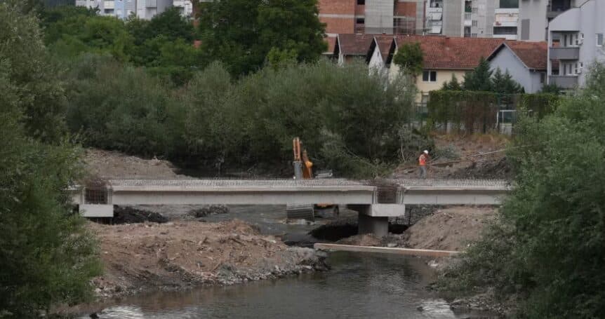 Njërës urë mbi Ibër iu vendosën trarët, tek tjetra kanë ngecur punimet, Qeveria tha se të dyjat hapen në shtator