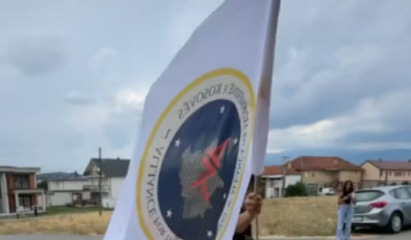 Natyra Kuçi thotë se u pengua nga mbështetës të AAK-së gjatë aktiviteteve të saj në Deçan