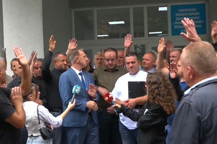 Nënshkruhet kontrata – Përfundon greva e punëtoreve fizik të sigurimit të QKUK-së