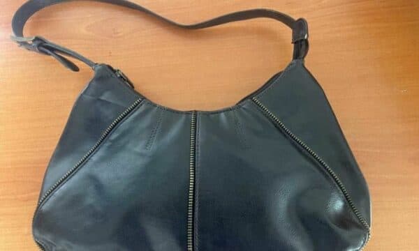 Qytetari dorëzon çantën e gjetur pa dokumente identifikuese, policia kërkon pronaren