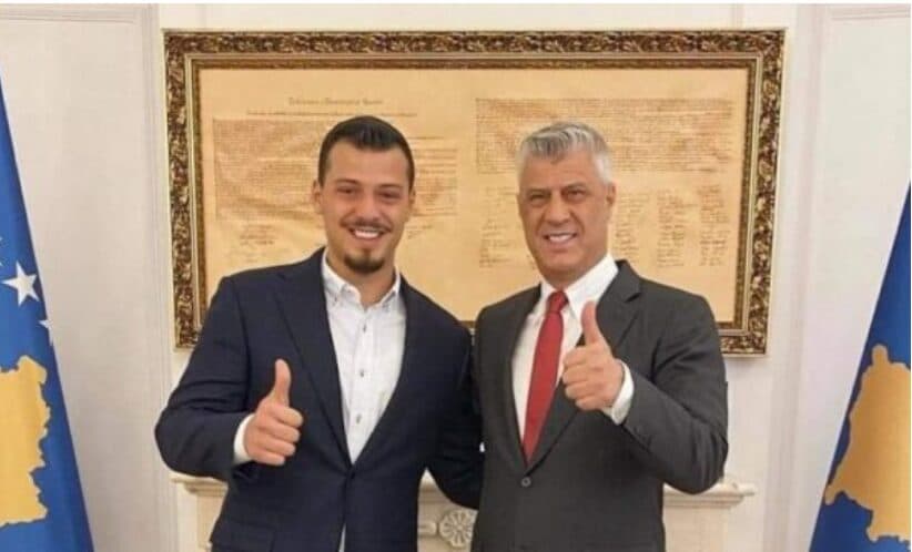 Djali i Thaçit shpërndan ftesën për protestën e 7 gushtit