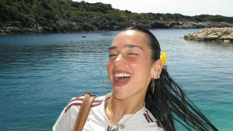 Dua Lipa nis pushimet në jug të Shqipërisë pas përmbylljes së Festivalit Sunny Hill