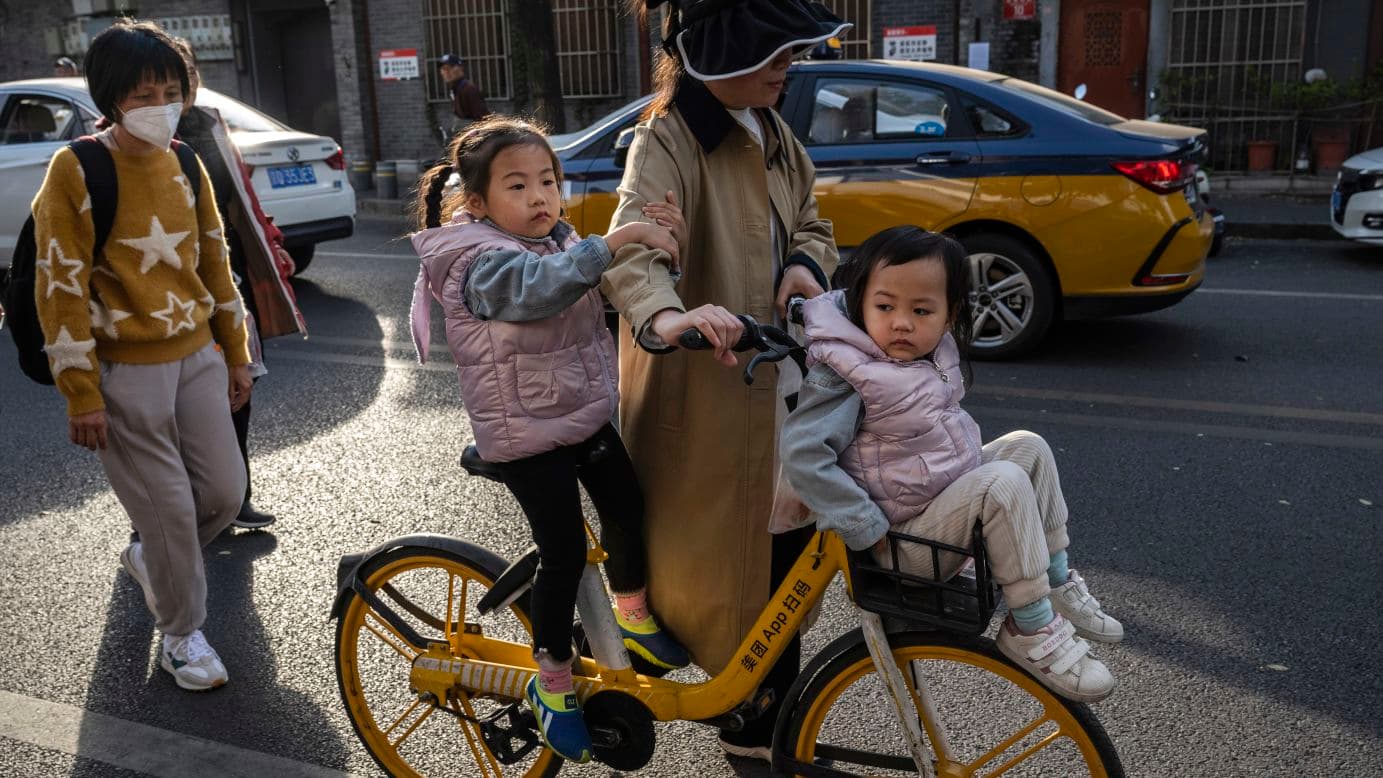 CNN: Kina po i paguan çiftet në mbarë vendin që të bëjnë më shumë fëmijë
