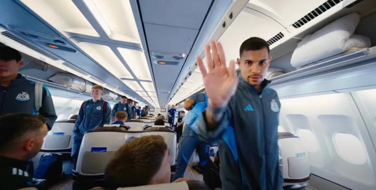 Newcastle e harroi futbollistin e tij në aeroport në Korenë e Jugut!