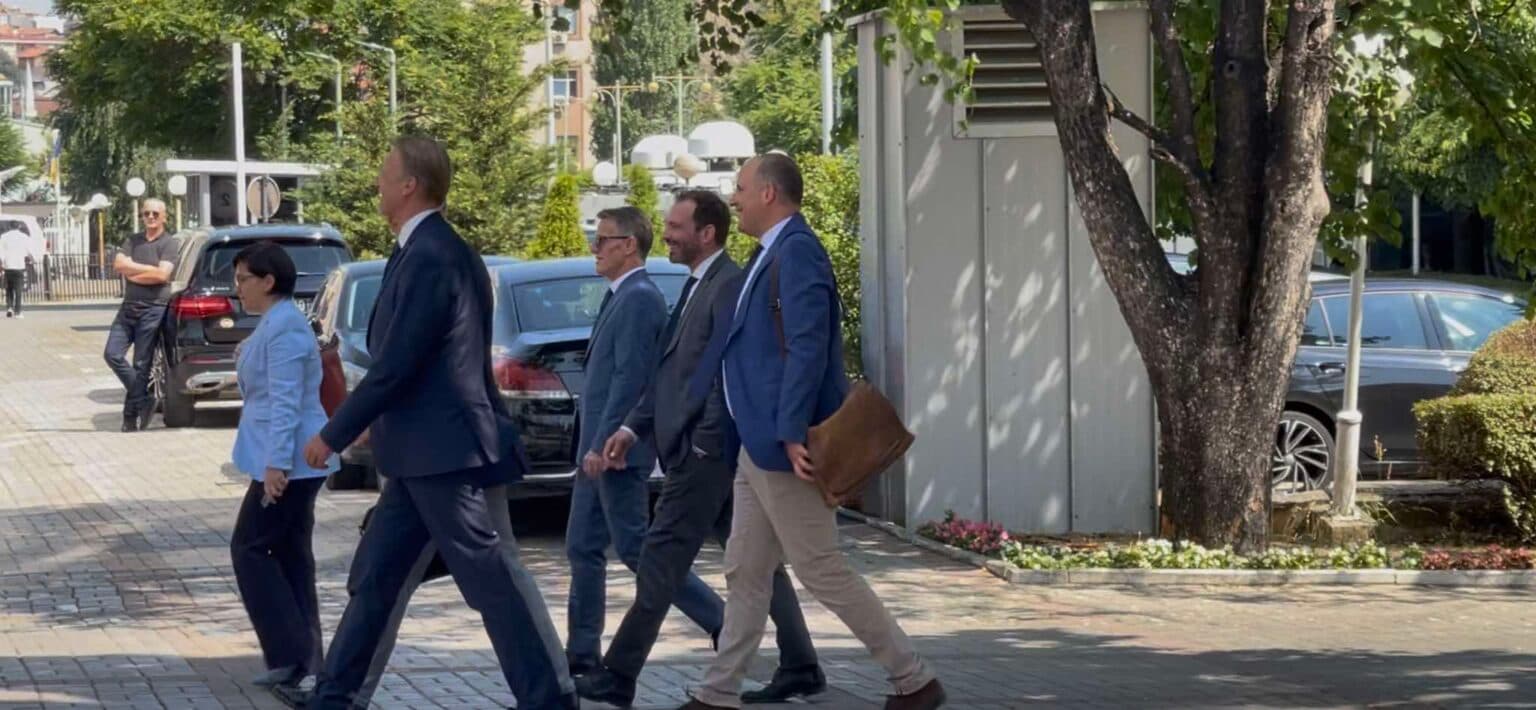 Sorensen përfundon takimin me Osmanin, takohet me Kurtin