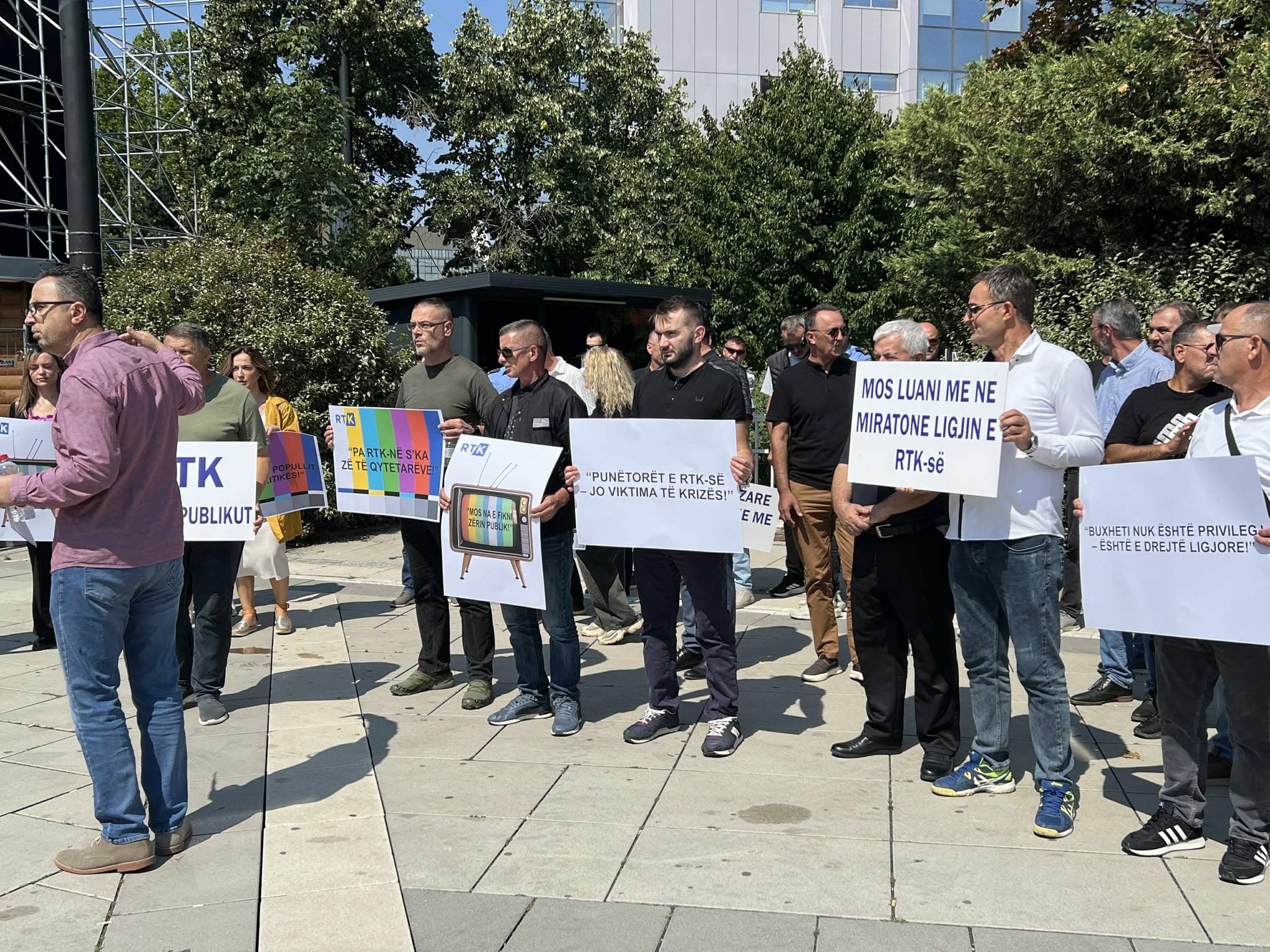 “Pa RTK-në s’ka zë të qytetarëve” – Punëtorët e televizionit publik protestojnë