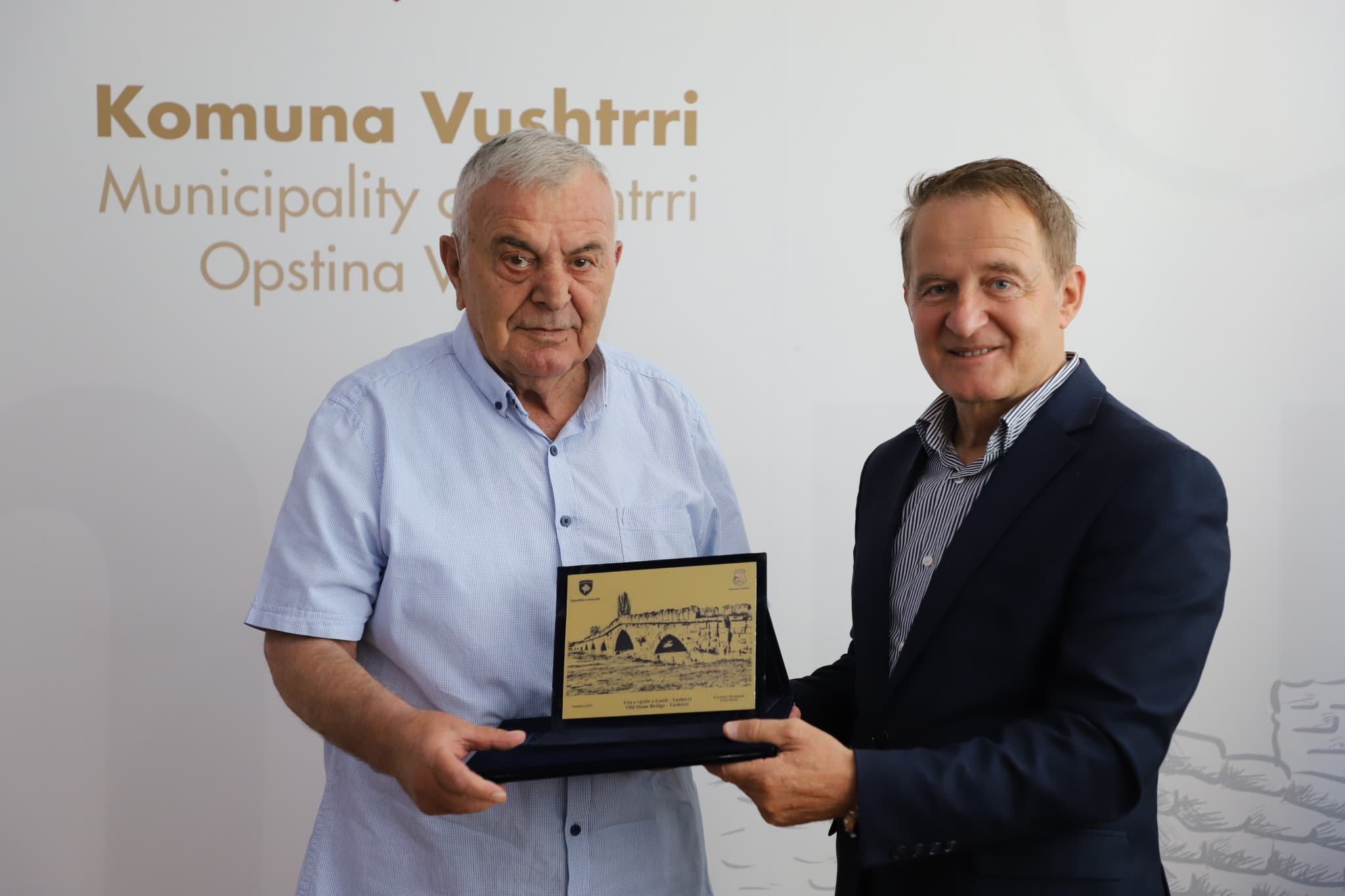 Komuna e Vushtrrisë i ndanë mirënjohje profesorit Ragip Xhafa: Ka lënë gjurmë në jetën e mijëra nxënësve