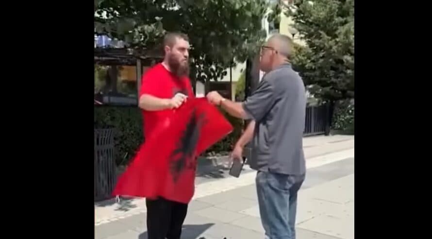 Shkeli me dy këmbët flamurin e Kosovës në sheshin e Prishtinës, policia interviston qytetarin nga Fieri