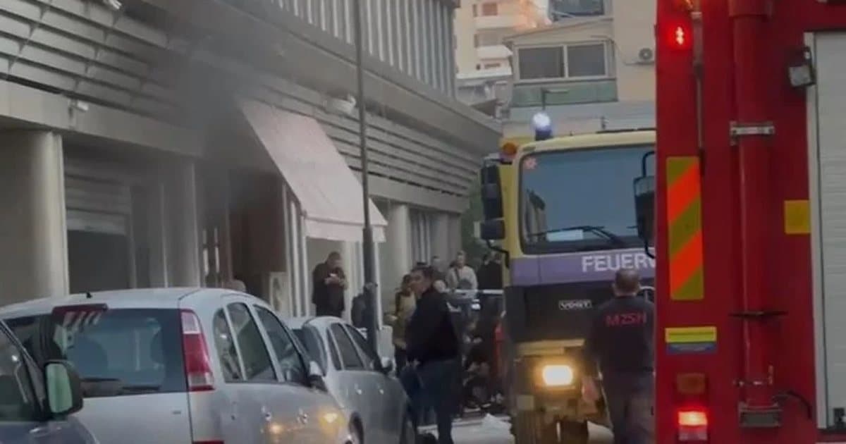 Përfshihet nga flakët apartamenti në Vlorë, zjarrfikësit në vendngjarje për shuarjen e zjarrit