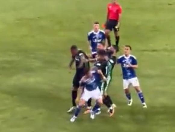 Përleshje e madhe fizike mes lojtarëve të Comos dhe Betis në miqësore