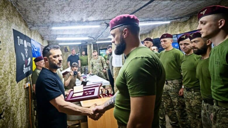 Zelensky viziton ushtarët ukrainas pranë kufirit me Rusinë