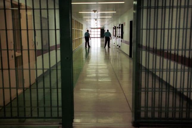 Një muaj paraburgim ndaj kolonelit Nexhmi Krasniqi dhe tre të tjerëve për detyrim, armëmbajtje pa leje dhe shmangie tatimi