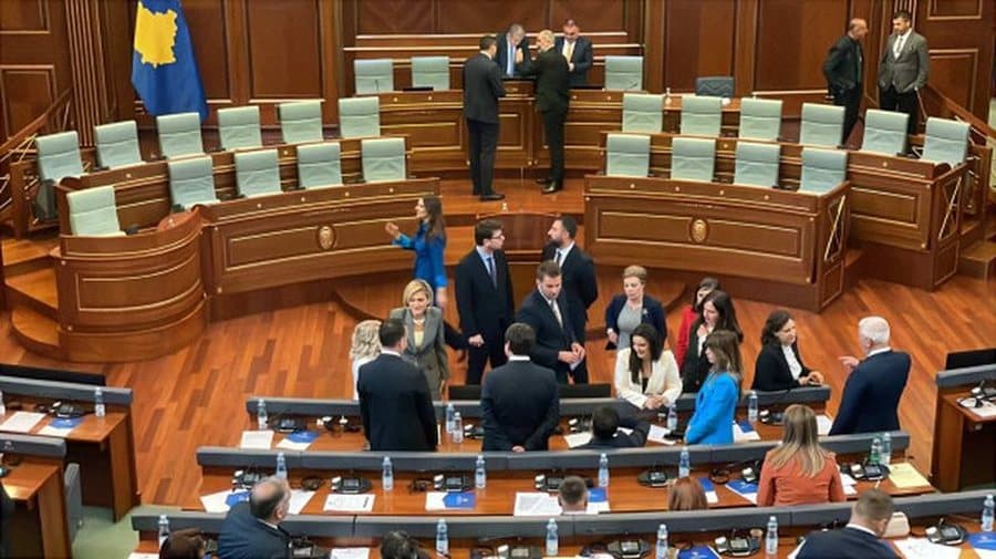 Deputeti i LDK-së: Gjykata s’mund t’ua marrë mandatet deputetëve, mund të ndalë ushtrimin e funksionit për ata që bllokojnë Kuvendin