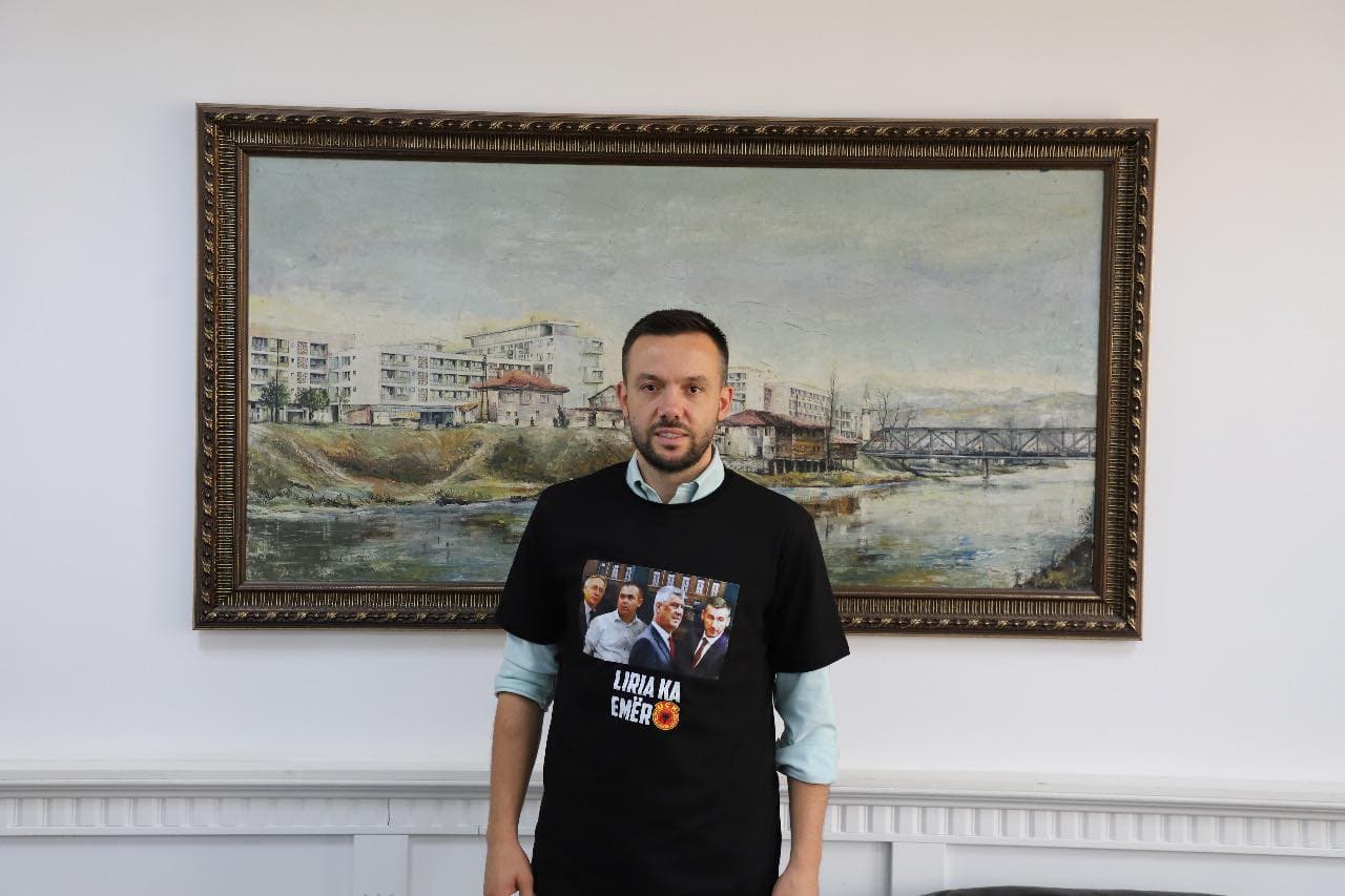 Nënkryetari i Mitrovicës shkon në punë me bluzën: “Liria ka emër”
