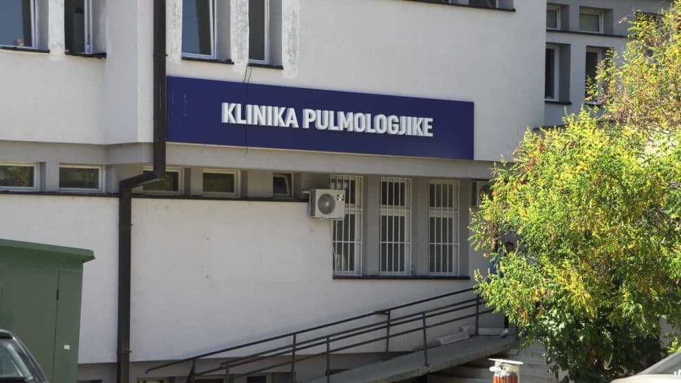 Bie zhuga në Pulmologji, drejtori Hoxha: E kemi vetëm një rast