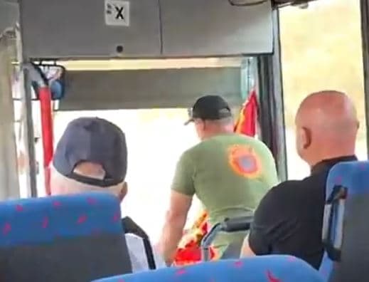 Me këngë patriotike, me bluza me mbishkrimin UÇK – qytetarët nisen drejt Prishtinës për padrejtësitë e Speciales në Hagë