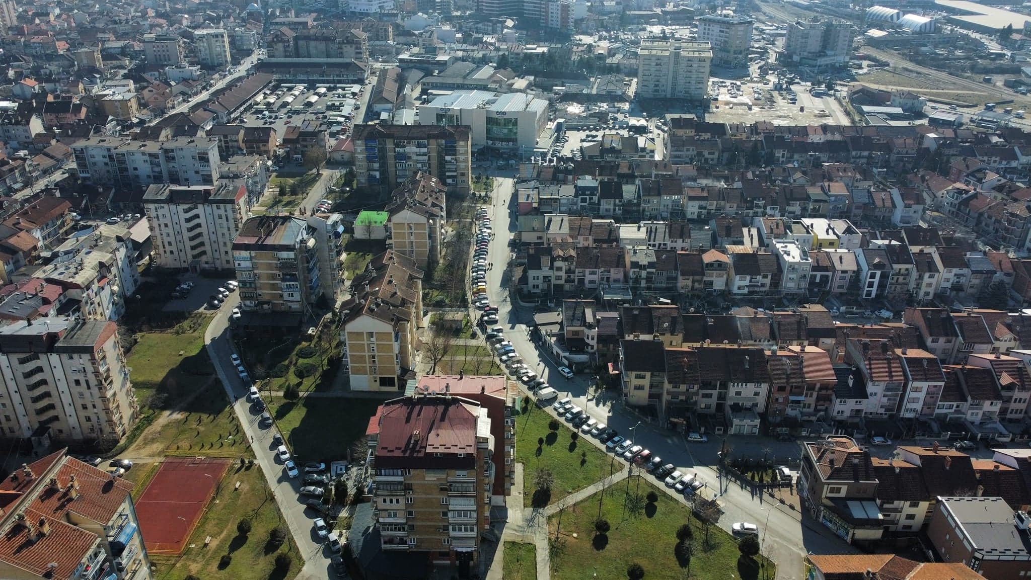 E bllokuan rrugën për shkak të dasmës, policia gjobit me 300 euro dasmorët