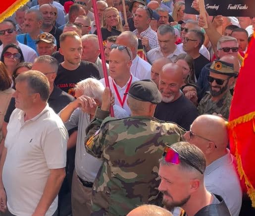 Veterani që u konfrontua me Fitore Pacollin e VV-së, shihet në protestën kundër padrejtësive të Speciales