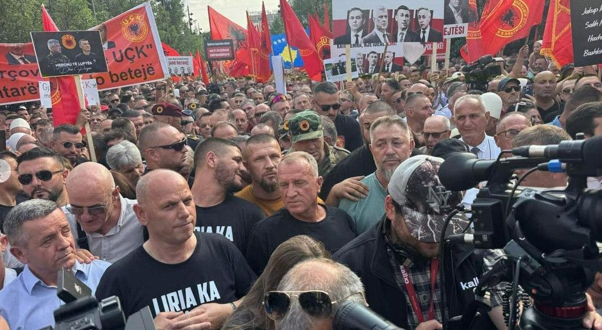 Lladrovci publikon foto bashkë me Lushtakun: Asnjë gjykatë s’e njollos dot luftën e UÇK-së
