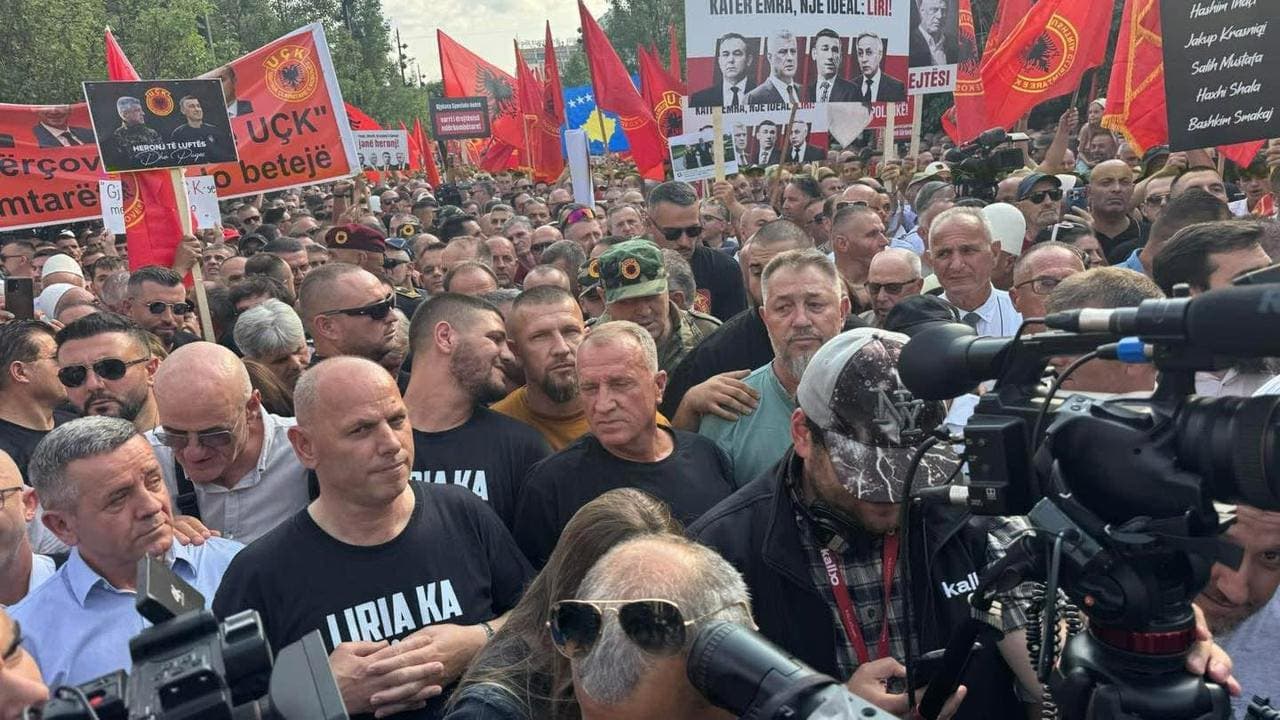 Lladrovci del me një postim për protestën e sotshme, e publikon edhe fotografinë ku shihet afër me Lushtakun: Asnjë gjykatë nuk mund ta njollosë luftën e drejtë të UÇK-së