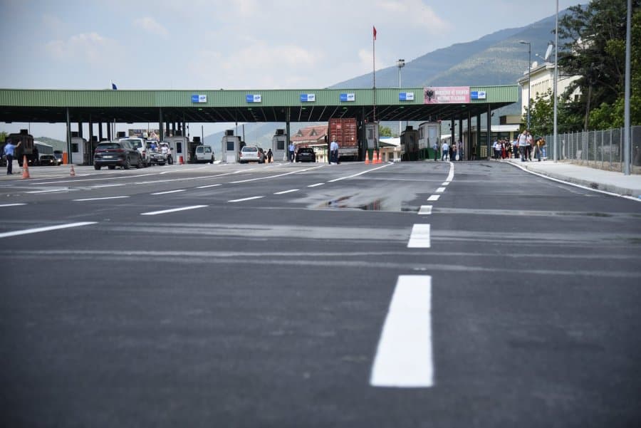 Dy shtetas të Shqipërisë tentuan të paguajnë me para të falsifikuara në pikë karburanti – arrestohen në Vërmicë