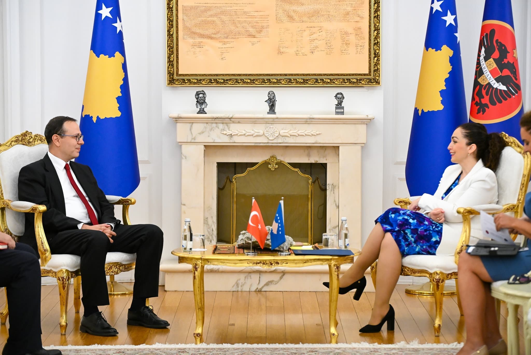 Osmani takohet me ambasadorin turk: Turqia mbetet aleate e rëndësishme e Kosovës