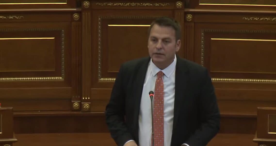 Muja në gjendje të rënduar pas vendimit të Kushtetueses, në reagimin e tij e përmend edhe Radoiçiqin
