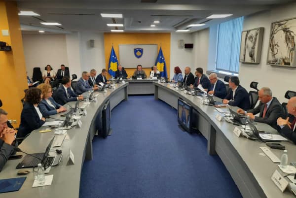 E shkelën Kushtetutën me “dy këmbë” – Qeveria Kurti tenton ta zbusë situatën, merr një vendim për urat e reja mbi lumin Ibër