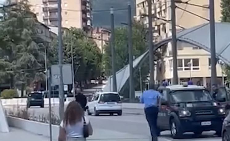 Tentoi të kalojë me veturë mbi urën e Ibrit, policia e ndalon mërgimtarin me targa të huaja (VIDEO)