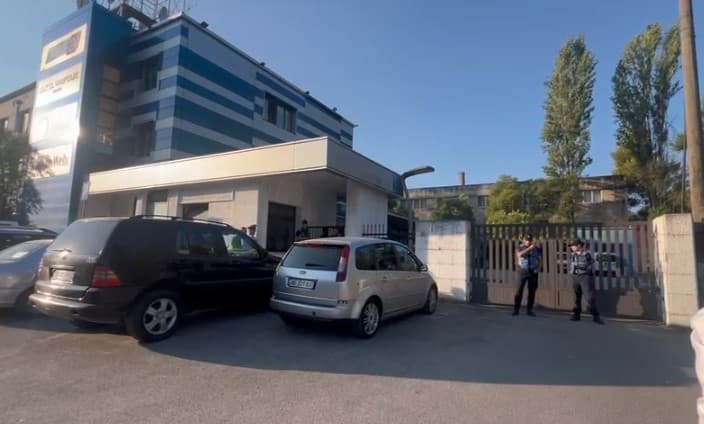 Policia ndërhyn në ambientet e tri mediave në Shqipëri, reagon AGSh