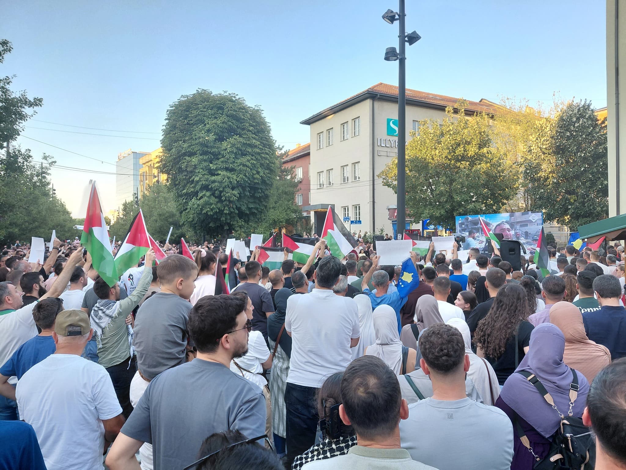 Qindra qytetarë protestojnë në Prishtinë në mbështetje të Palestinës dhe Gazës