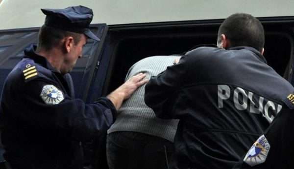 Tre persona sulmojnë fizikisht një tjetër, njëri dërgohet në mbajtje