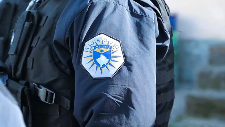 Një polic lëndohet në përpjekje për të shuar zjarrin në Kamenicë