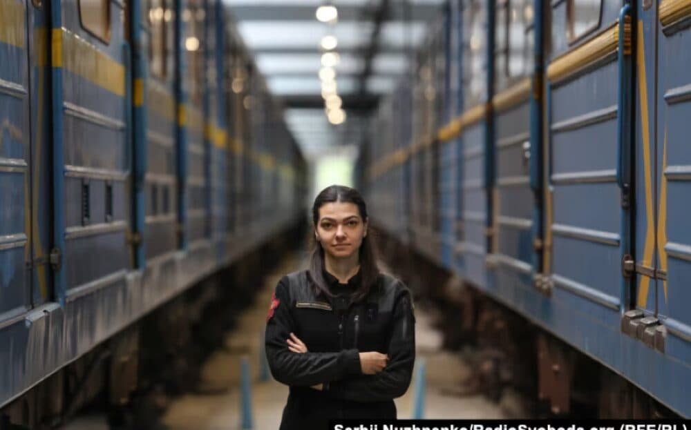 Me burrat në luftë, gratë ukrainase marrin drejtimin e metrosë