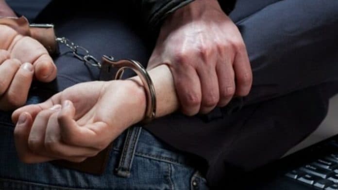 Pas një mosmarrëveshje me fqinj e bllokon rrugën me veturë, arrestohet