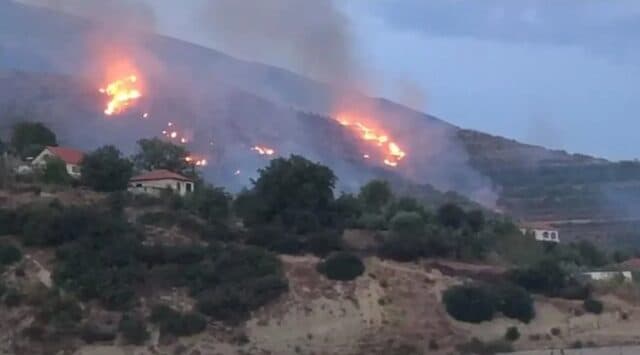 Zjarri në Poliçan të Shqipërisë, flakët afrohen pranë ish-Uzinës së armëve